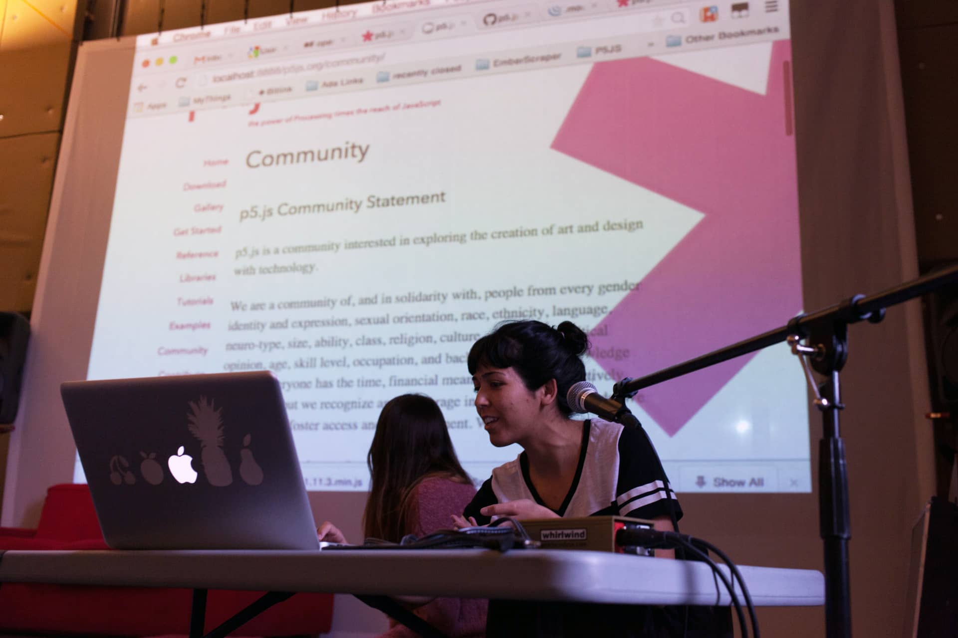Mujer presenta la Declaración de comunidad en torno a p5.js utilizando su computadora"